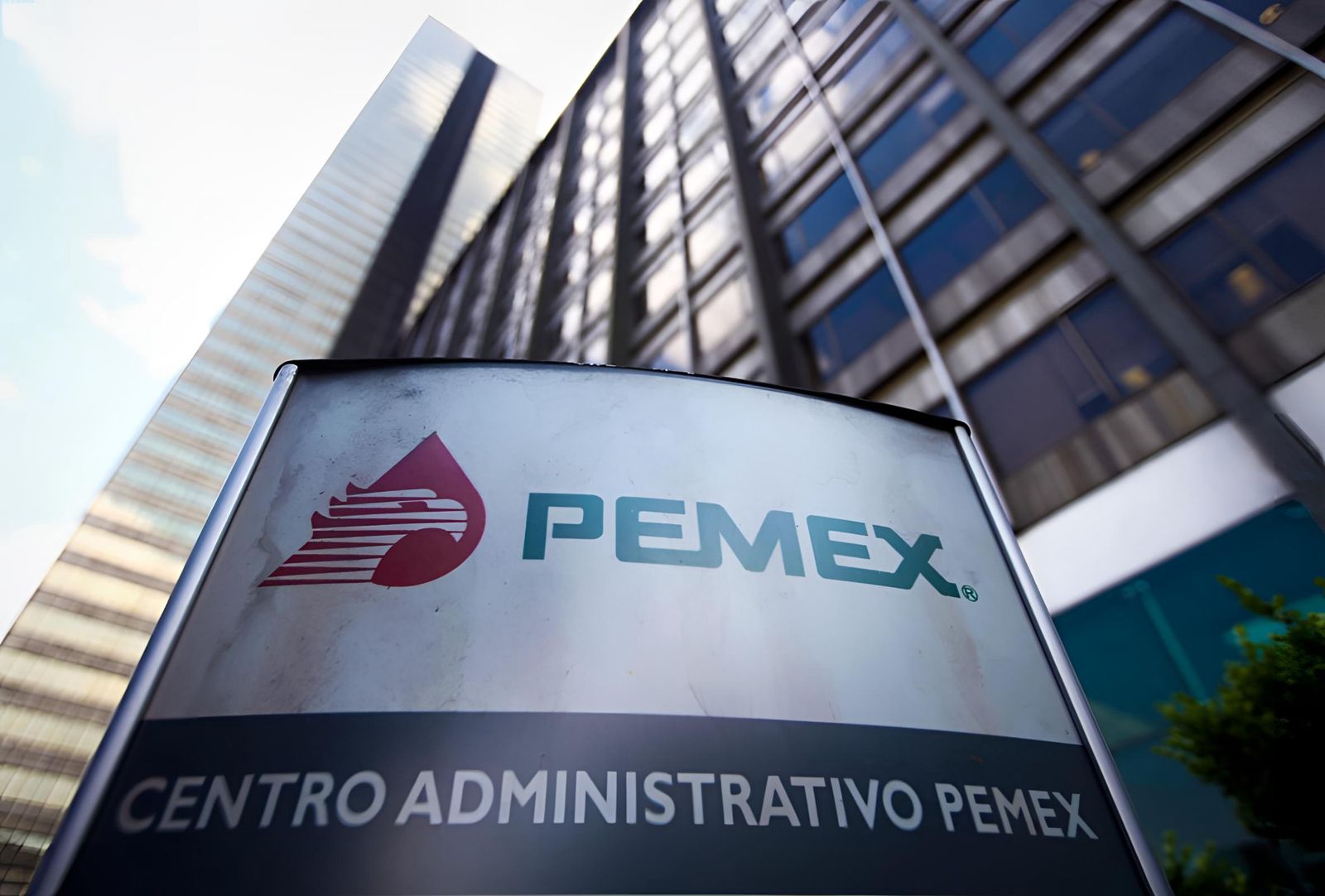 Al cierre del tercer trimestre de 2024, Petróleos Mexicanos (PEMEX) reportó que su deuda se redujo a 97.3 mil millones de dólares