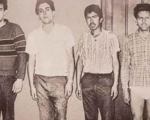 ablo Gómez (el joven de playera blanca) al ser detenido en 1968.