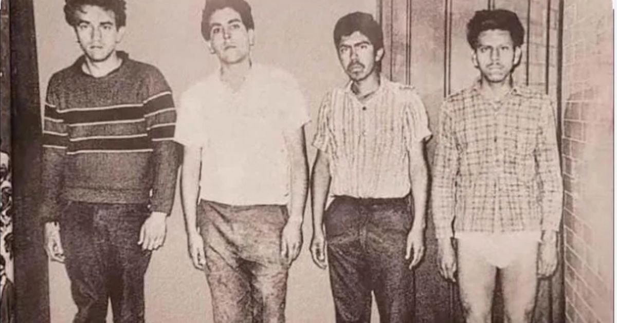 ablo Gómez (el joven de playera blanca) al ser detenido en 1968.