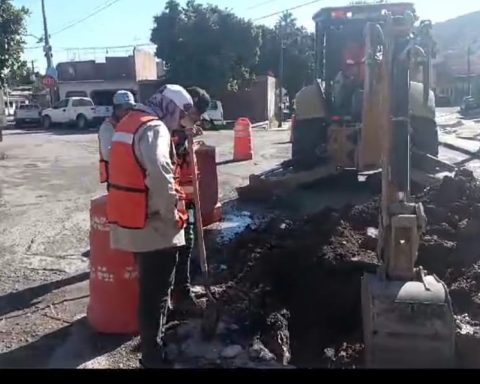 Reparan tubería de agua potable