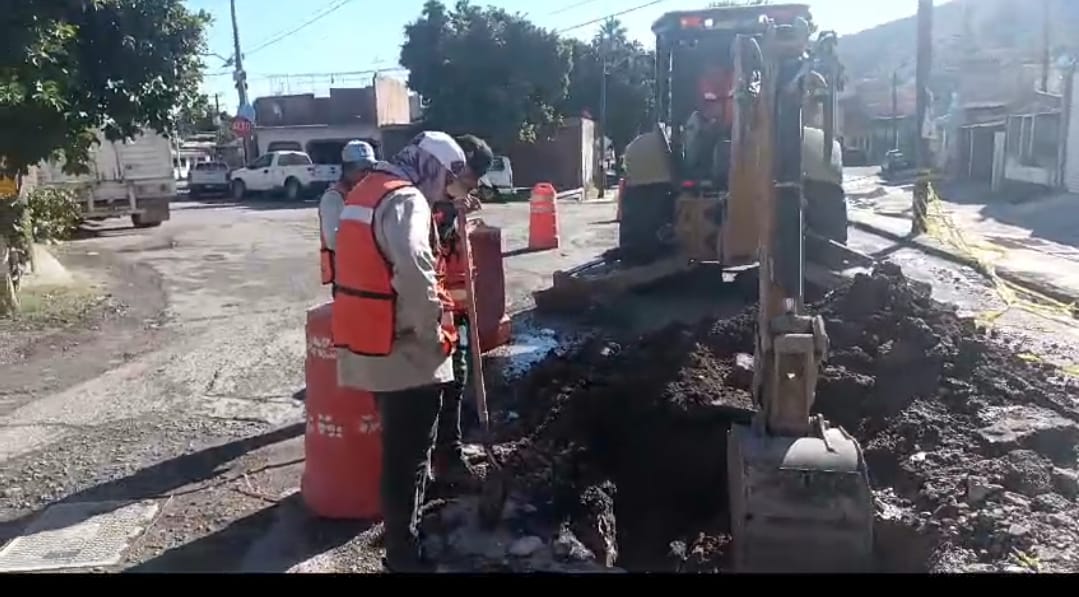 Reparan tubería de agua potable