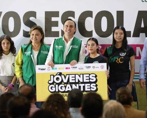 El gobernador de Coahuila Manolo Jiménez entregando becas