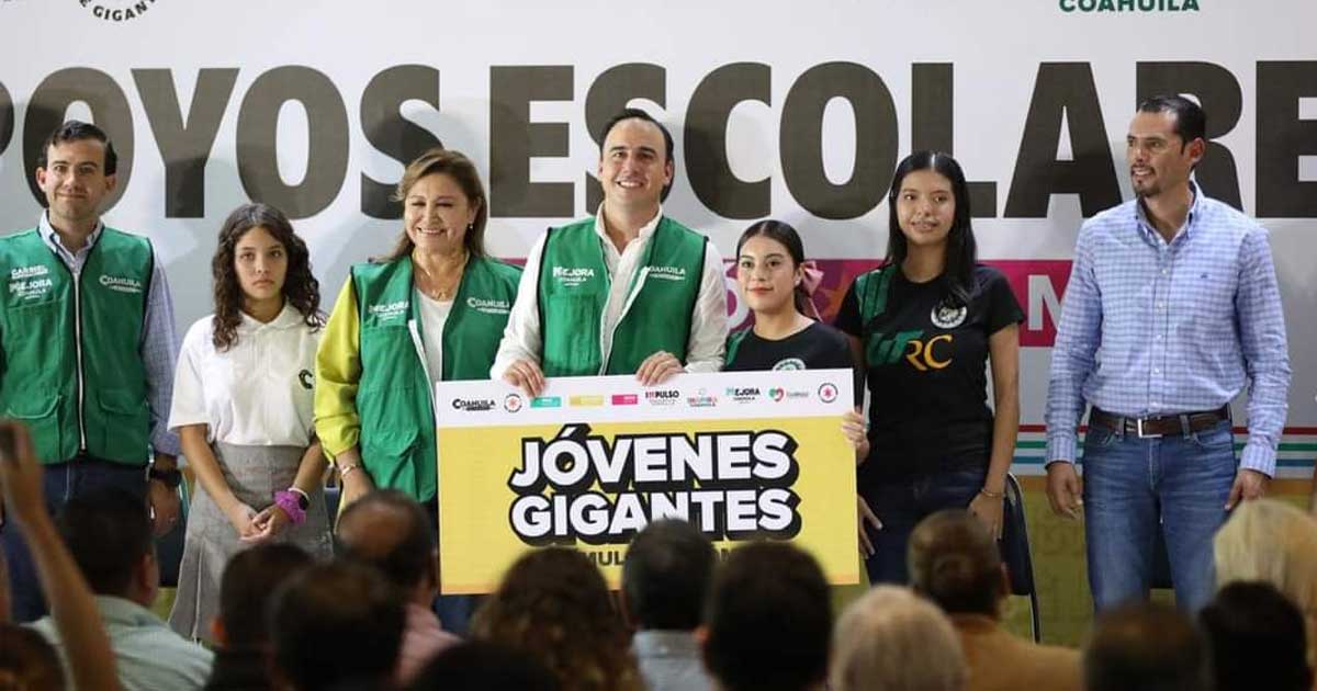 El gobernador de Coahuila Manolo Jiménez entregando becas