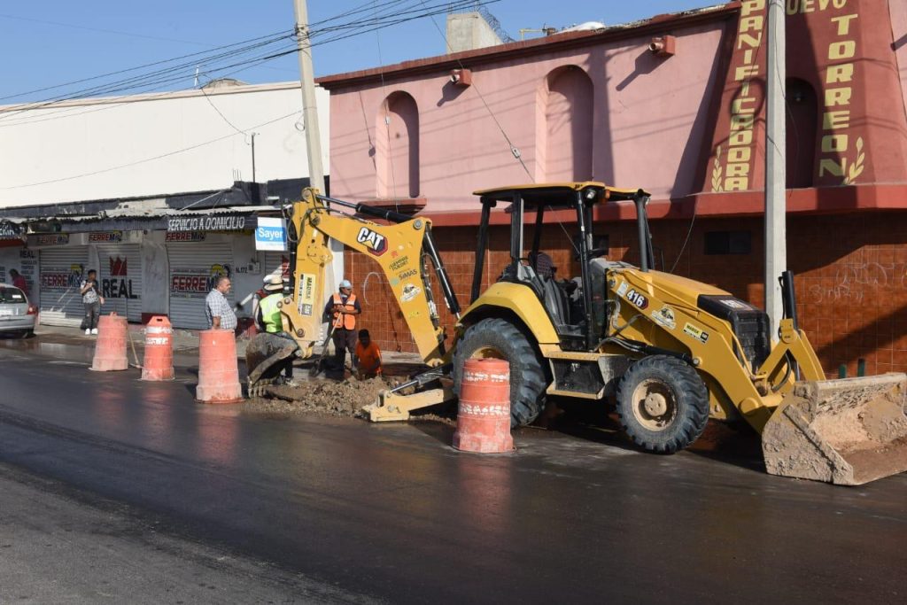 SIMAS Torreón trabaja en la reparación de tubería en bulevar Revolución y calle Muzquiz