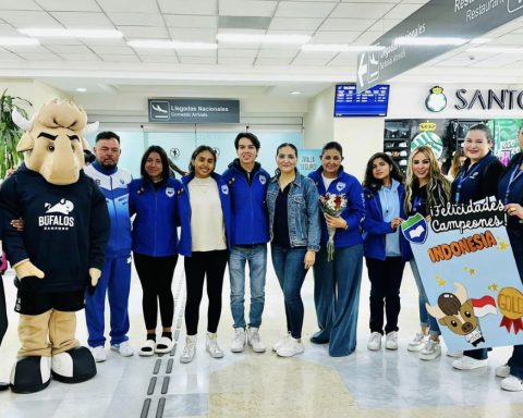 Reciben a estudiantes de Torreón tras conquistar oro en competencia de ciencia en Indonesia