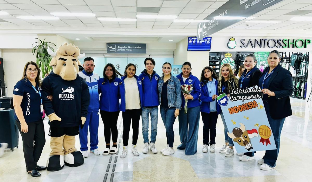 Reciben a estudiantes de Torreón tras conquistar oro en competencia de ciencia en Indonesia