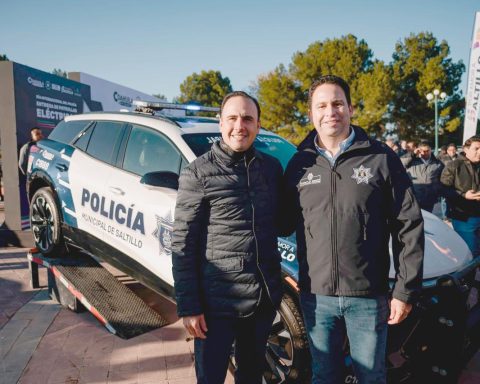 Entregan Manolo Jiménez y Javier Díaz 37 patrullas a la policía de Saltillo