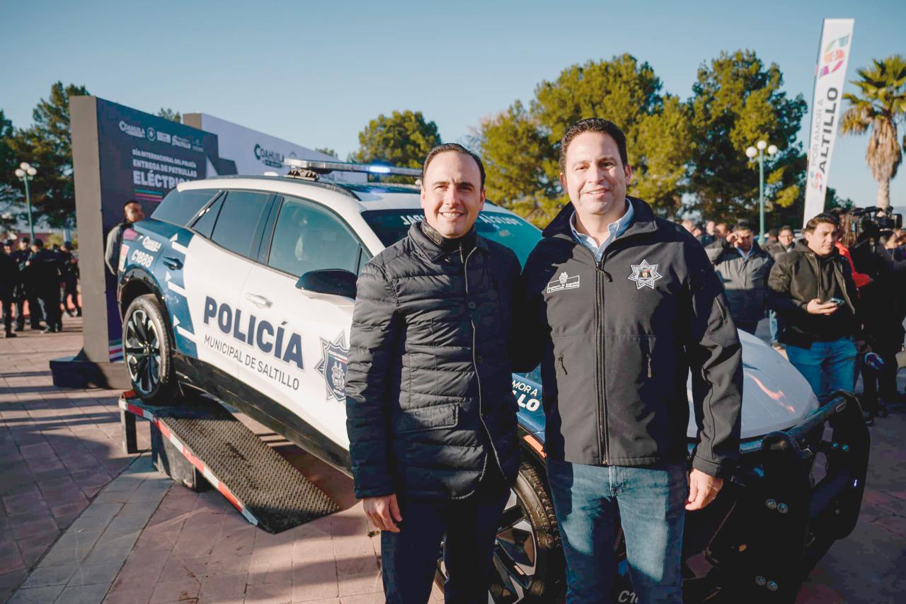 Entregan Manolo Jiménez y Javier Díaz 37 patrullas a la policía de Saltillo