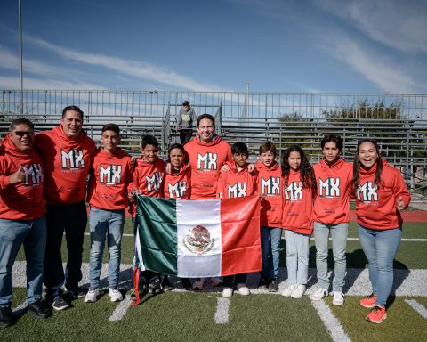 entrega uniformes a equipo de tochito