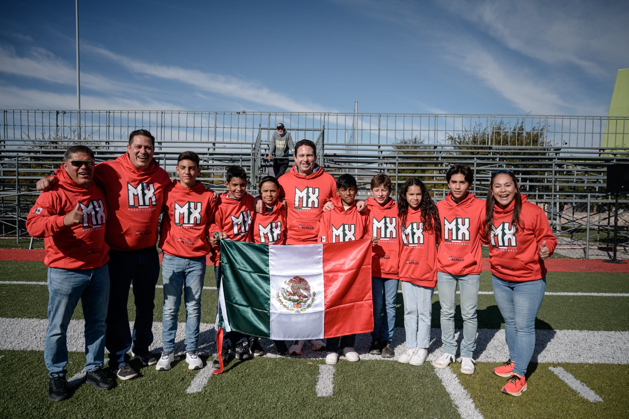 entrega uniformes a equipo de tochito