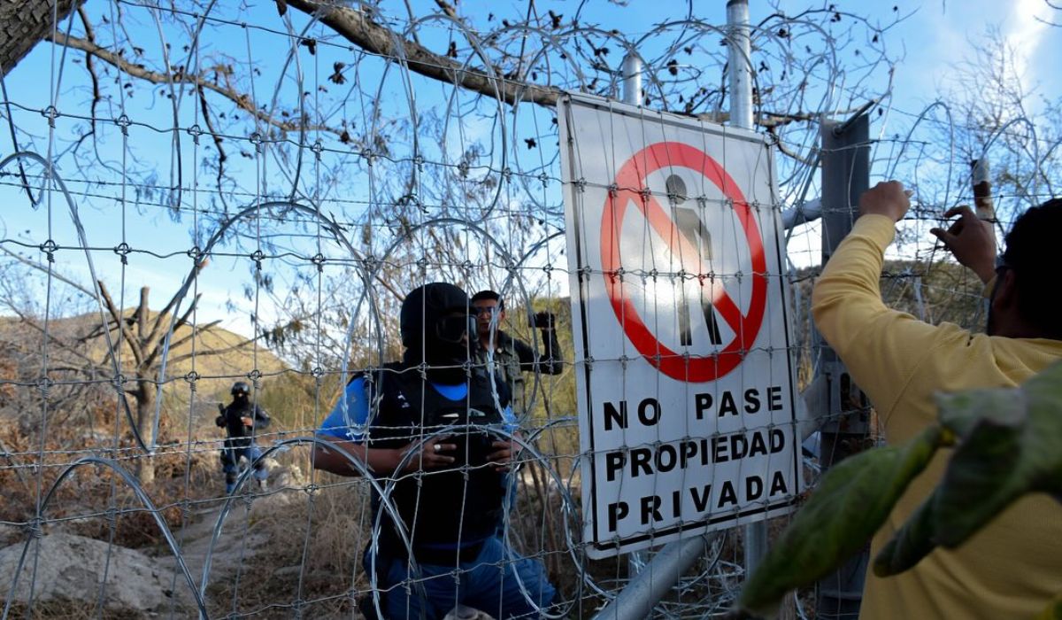 Ejidatarios de San Lorenzo derriban cerca de Casa Madero tras conflicto por acequia