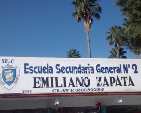 Suspenden a alumnas de secundaria tras pelearse afuera de la escuela en Monclova