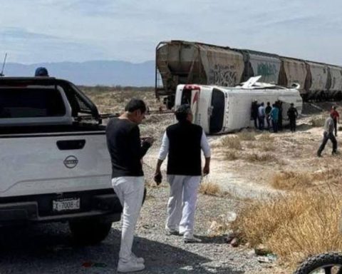 Buscan a chofer tras choque de autobús con tren en Cuatro Ciénegas