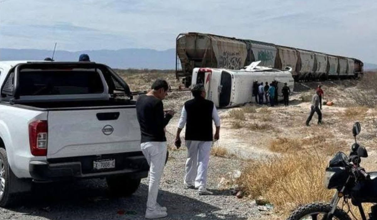 Buscan a chofer tras choque de autobús con tren en Cuatro Ciénegas