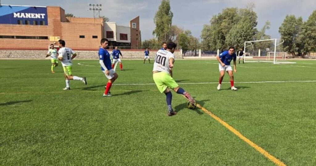 Jugadores de furbol compitiendo en el campo.