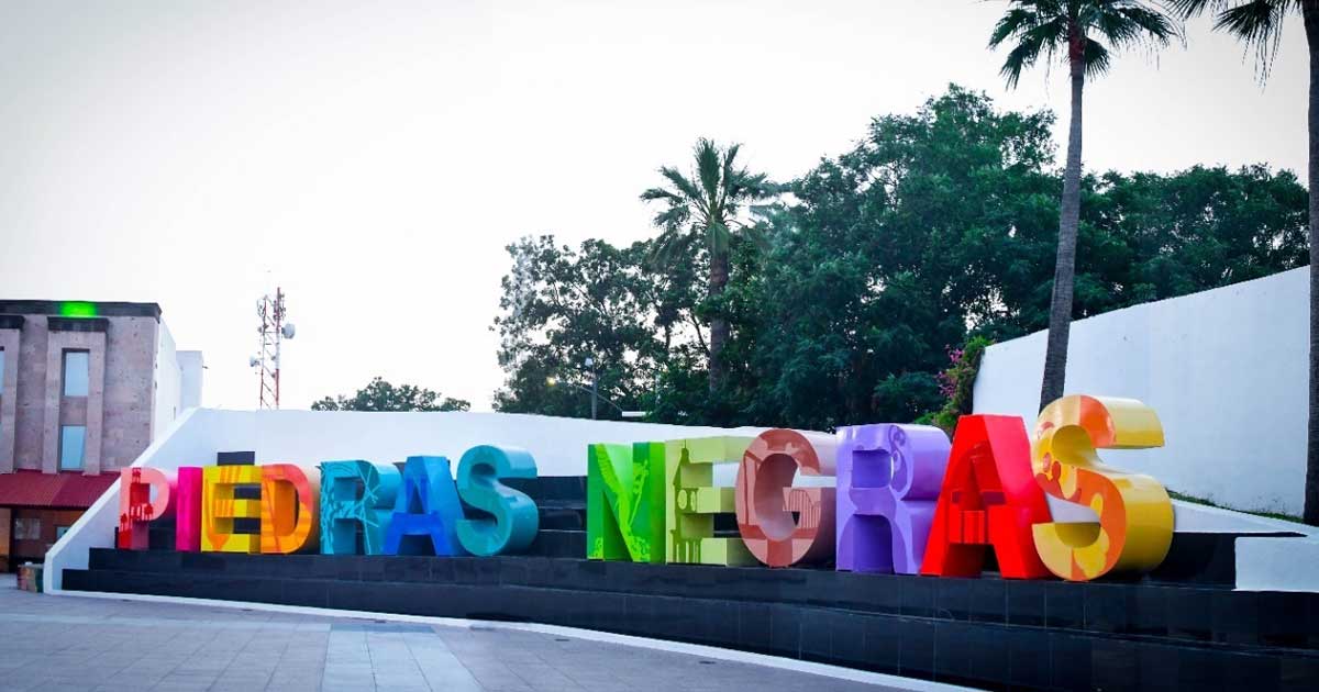 Letras turísticas con la leyenda de Piedras Negras.