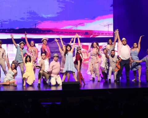 Elenco de una presentación en el Teatro de la Ciudad, en Saltillo.