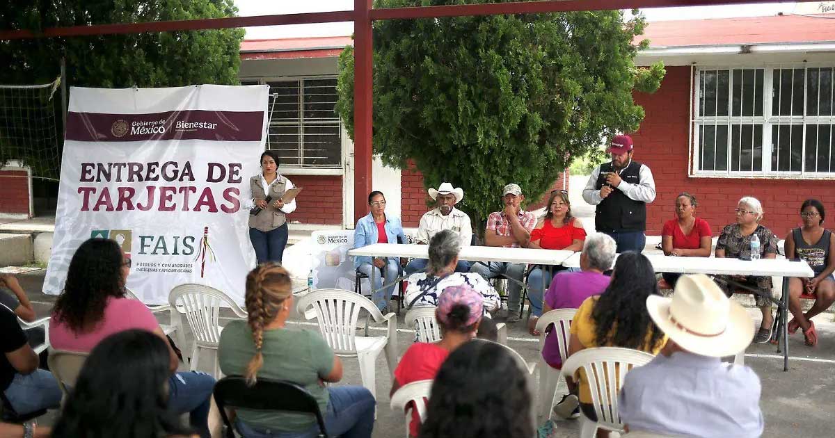 Reunión para entrega de tarjetas.