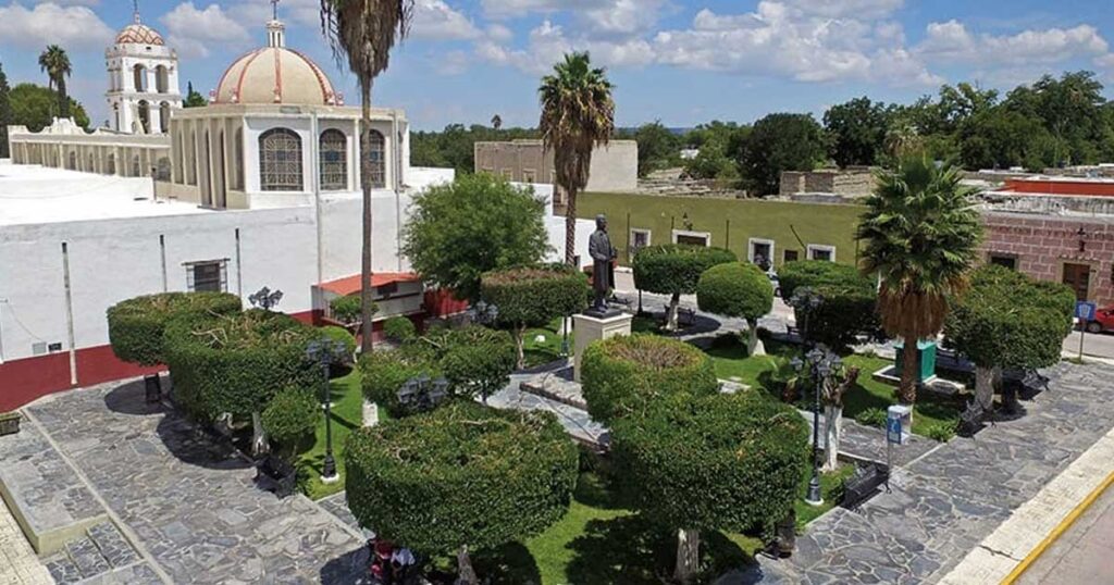 Vista aéreos del parque central y la Iglesia en Parras de la Fuente.