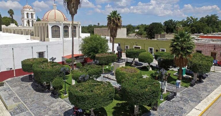 Vista aéreos del parque central y la Iglesia en Parras de la Fuente.