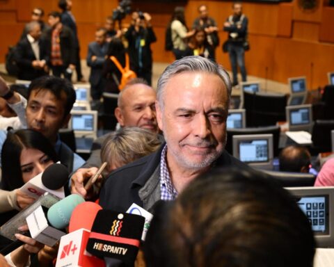 Diputado Alfonso Ramírez Cuéllar entrevistado por los medios de comunicación.