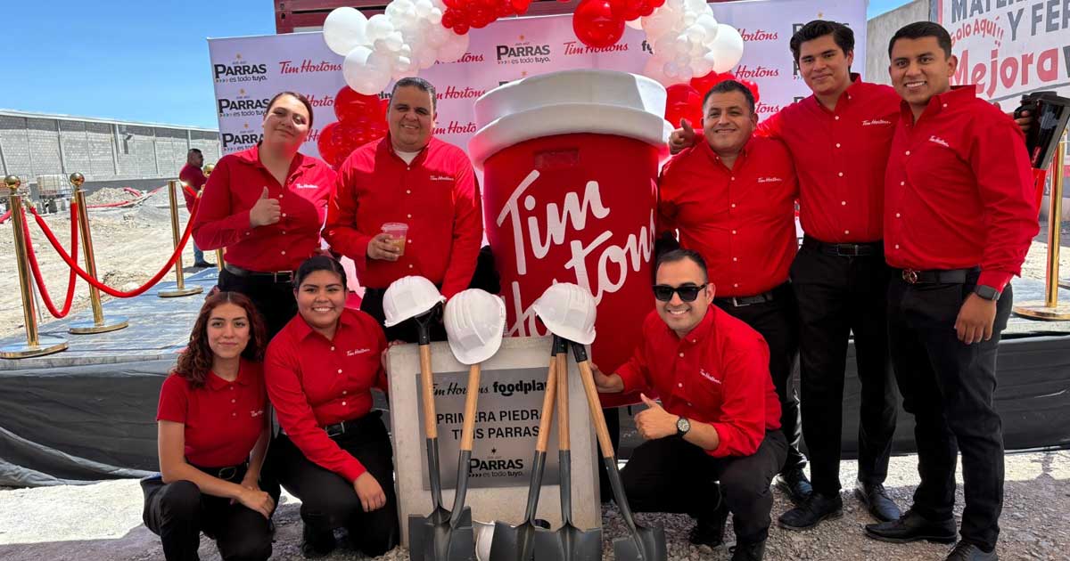 Trabajadores posando junto a la primera piedra del restaurante.