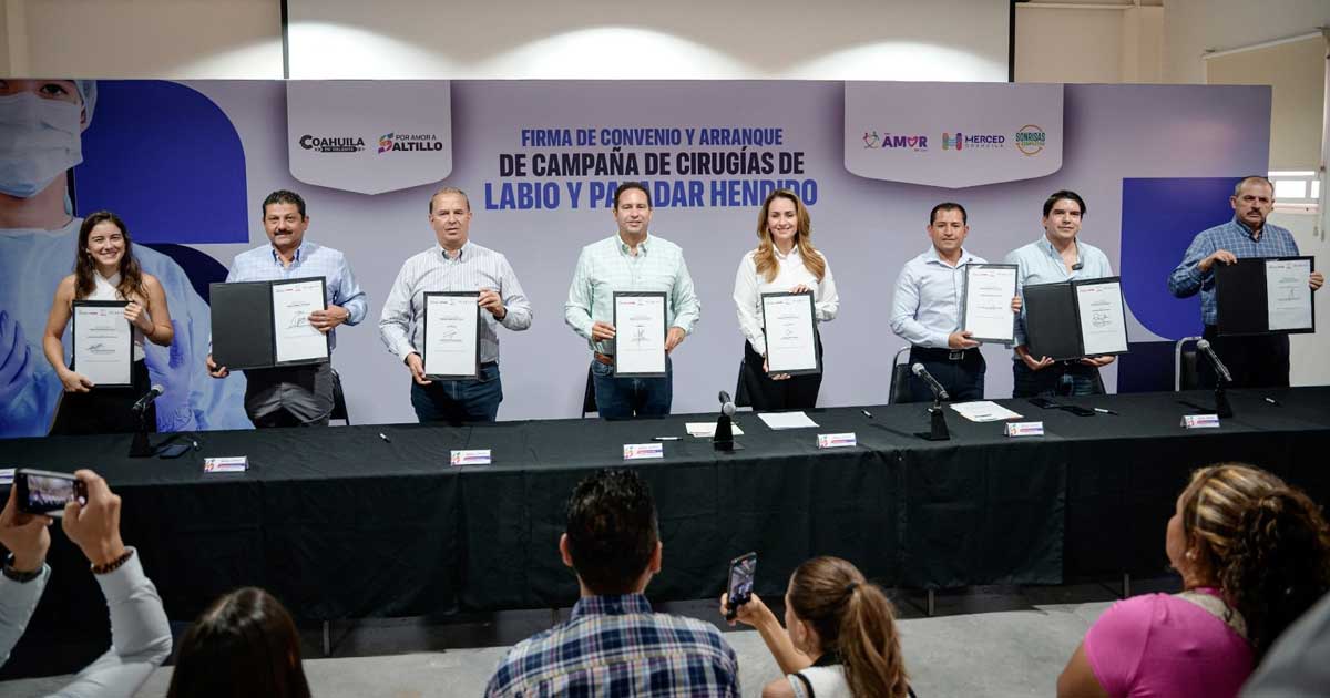 Funcionarios sosteniendo el acuerdo firmado.