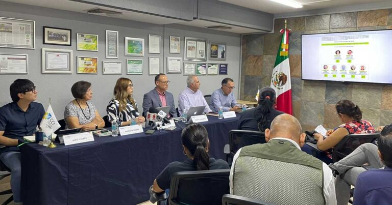 Integrantes del Colectivo presentando el informe sobre el Cabildo de Torreón.