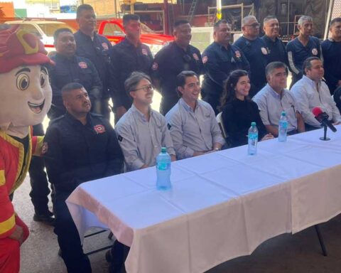 Bomberos presentando la campaña