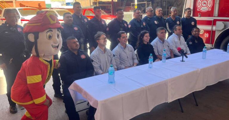 Bomberos presentando la campaña