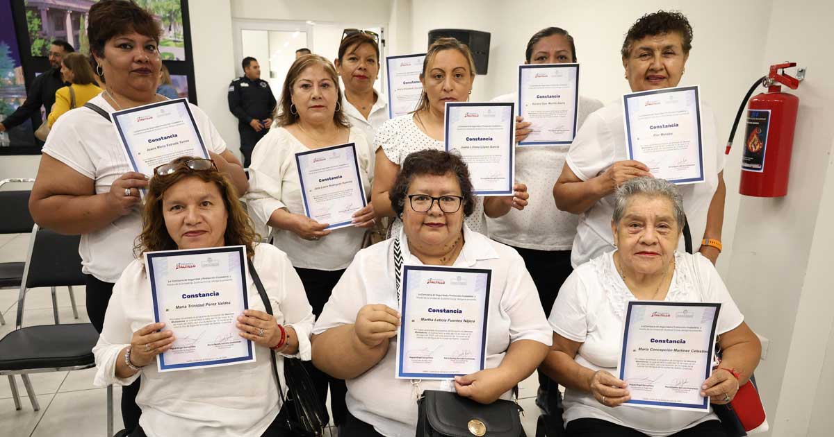 Mujeres mostrando su constancia de participaron.