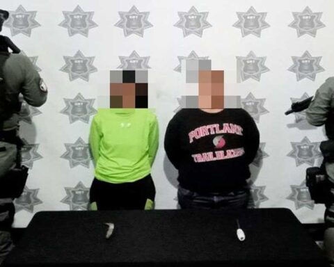 Las dos mujeres detenidas y dos policías.