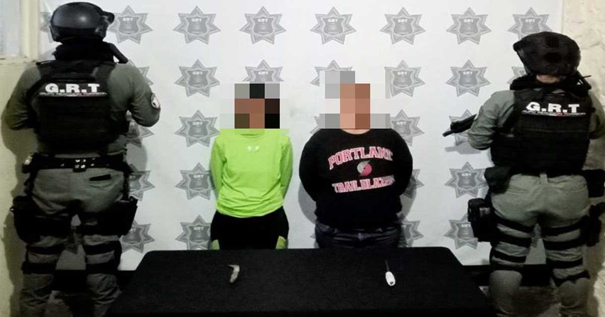 Las dos mujeres detenidas y dos policías.