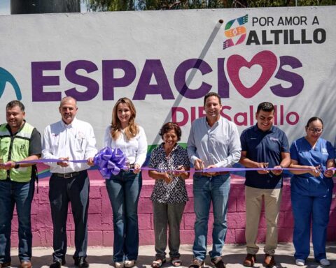 Funcionarios cortando el listón de inauguración.