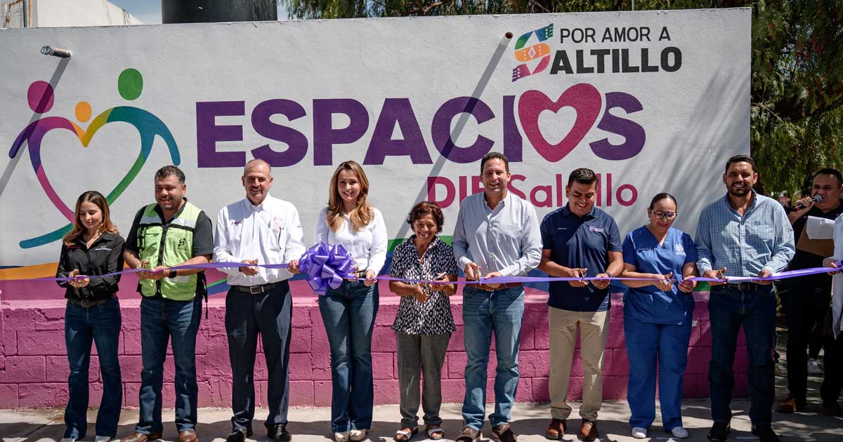 Funcionarios cortando el listón de inauguración.