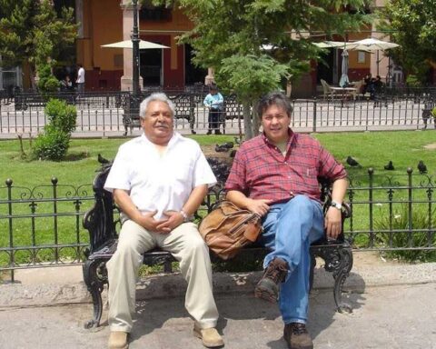 Juan José Esparza Hernández y Jaime Martínez Veloz sentados en una banca.