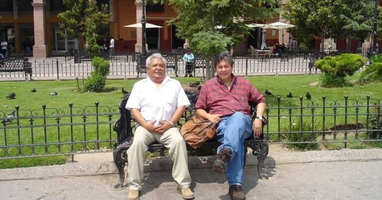 Juan José Esparza Hernández y Jaime Martínez Veloz sentados en una banca.