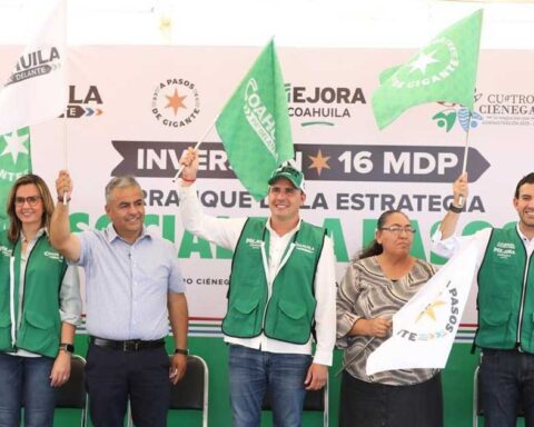 Manolo Jiménez y otros funcionarios dando el banderazo.