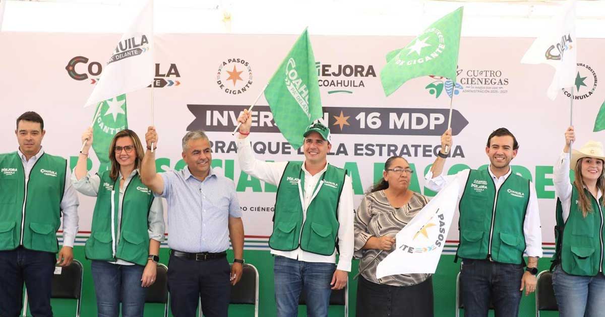 Manolo Jiménez y otros funcionarios dando el banderazo.