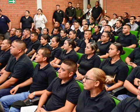 Nuevos policías en el auditorio.