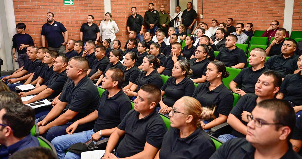 Nuevos policías en el auditorio.