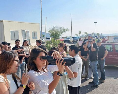 Personas observando.
