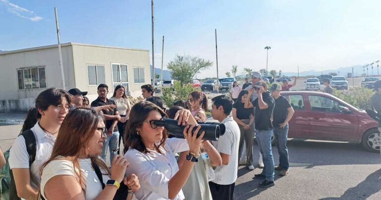 Personas observando.