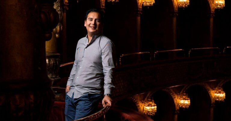 Eduardo Niave, tenor de origen coahuilense, posando.