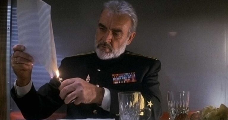 El actor Sean Connery quemando un papel.