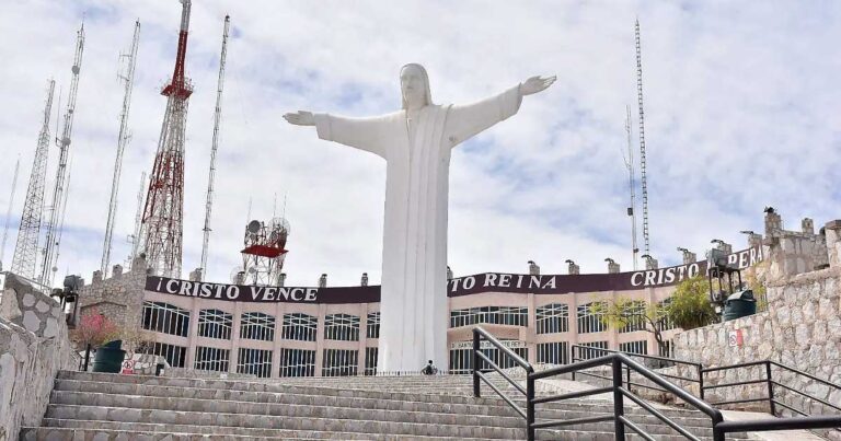 Monumento de un Cristo en el Cerro de las Noas.