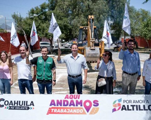 Alcalde y funcionarios dando el banderazo.