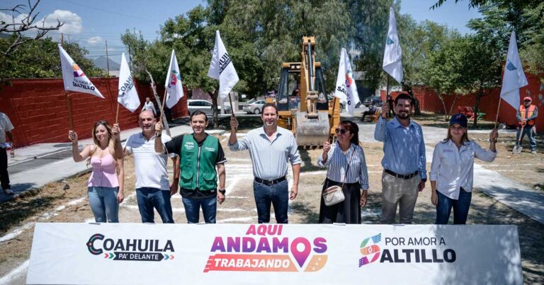Alcalde y funcionarios dando el banderazo.
