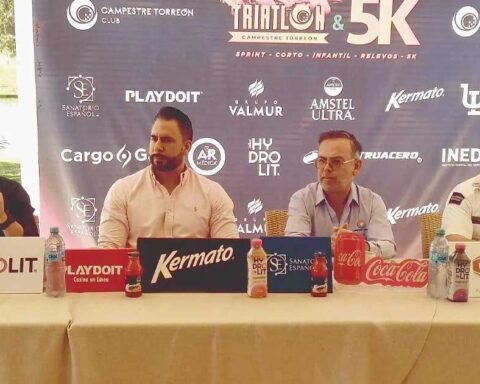 Organizadores en conferencia de prensa.