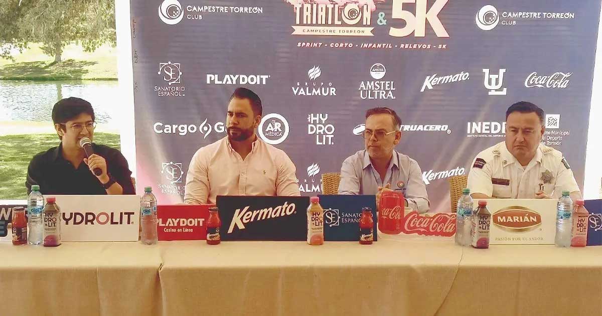 Organizadores en conferencia de prensa.